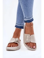 Dámske penové papuče s platformou a prackou - béžové