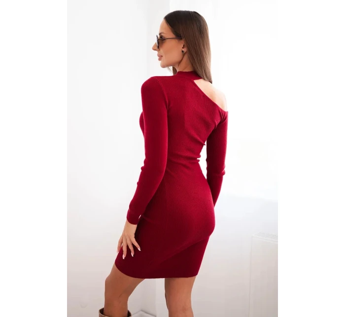 Dámske pletené šaty s dlhými rukávmi a asymetrickým výstrihom bordovej farby