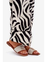 Elegantní Dámské Pantofle S Dekorací Na Plochém Podpatku Camel model 21685553 - Boto Elegantní Dámské Pantofle S Dekorací Na Plochém Podpatku Camel model 21685553 - Boto