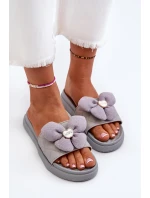 Dámské šedé sandály s ozdobou na nízké platformě model 21653401 - Boto Dámské šedé sandály s ozdobou na nízké platformě model 21653401 - Boto