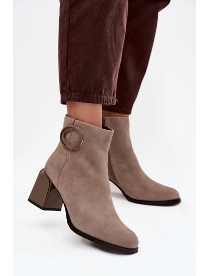 Semišové boty na podpatku s s ozdobným detailem  Béžové model 21714151 - Artiker