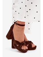 Dámské sandály na podpatku z imitace semiše čokoládové model 22107177 - Boto Dámské sandály na podpatku z imitace semiše čokoládové model 22107177 - Boto