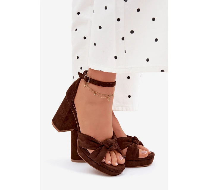 Dámské sandály na podpatku z imitace semiše čokoládové model 22107177 - Boto Dámské sandály na podpatku z imitace semiše čokoládové model 22107177 - Boto