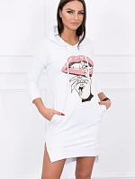 Šaty s dlhším chrbtom a farebnou potlačou bielej farby