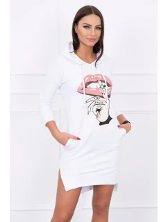 Šaty s dlhším chrbtom a farebnou potlačou bielej farby
