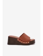 Dámské nazouváky na platformě se zlatými přezkami camel model 21918866 - Boto Dámské nazouváky na platformě se zlatými přezkami camel model 21918866 - Boto