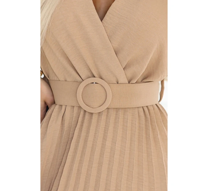 Plisované midi šaty s obálkovým výstřihem a širokým páskem model 21210352 - numoco basic Plisované midi šaty s obálkovým výstřihem a širokým páskem model 21210352 - numoco basic
