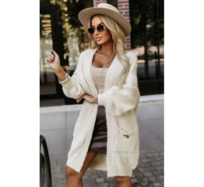 628-1 Módny oversize sveter s ozdobnou brošňou a praktickými vreckami - béžový 628-1 Módny oversize sveter s ozdobnou brošňou a praktickými vreckami - béžový