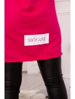 Fuchsiový plášť s nápismi