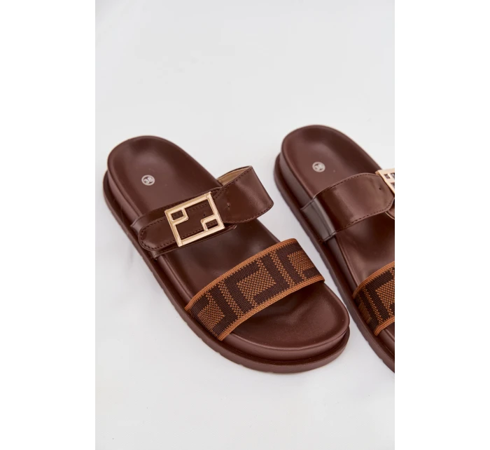 Dámské pantofle s zlatým sponou hnědé model 21898353 - Boto