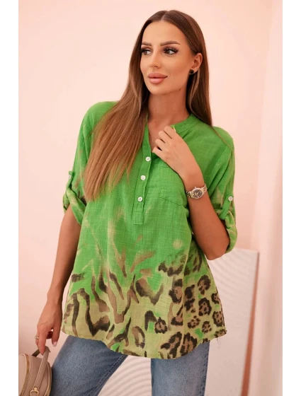 Dámske bavlnené tričko s vyhrnutými rukávmi a zvieracím vzorom zelenej farby