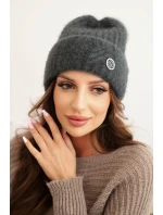Dámská zimní čepice z huňaté pleteniny a s model 21441820 knoflíkem grafitová - K-Fashion Dámská zimní čepice z huňaté pleteniny a s model 21441820 knoflíkem grafitová - K-Fashion