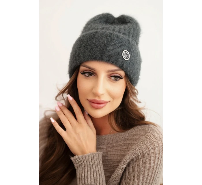 Dámská zimní čepice z huňaté pleteniny a s model 21441820 knoflíkem grafitová - K-Fashion Dámská zimní čepice z huňaté pleteniny a s model 21441820 knoflíkem grafitová - K-Fashion