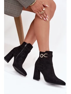 Dámska zateplená členková obuv z eko semišu na stĺpiku so zdobením - čierna Lymall