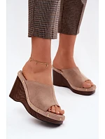 Dámské sandály na platformě z umělé semiše zlaté tmavě béžové model 22125740 - Boto