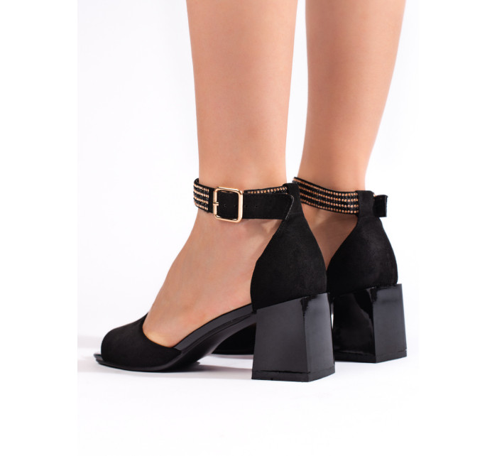 Zaujímavé dámske čierne sandále na širokom podpätku