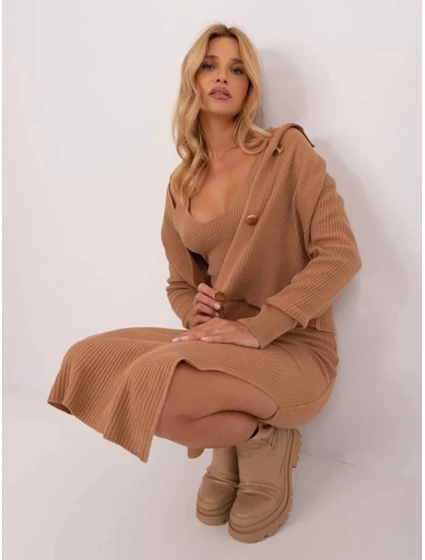 Dámský úpletový komplet ve velbloudí barvě šaty a svetr s límečkem model 19664243 - Factory Price Dámský úpletový komplet ve velbloudí barvě šaty a svetr s límečkem model 19664243 - Factory Price