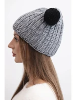 Dámská zimní pletená čepice s bambulí model 21817787 tmavě šedá - K-Fashion Dámská zimní pletená čepice s bambulí model 21817787 tmavě šedá - K-Fashion