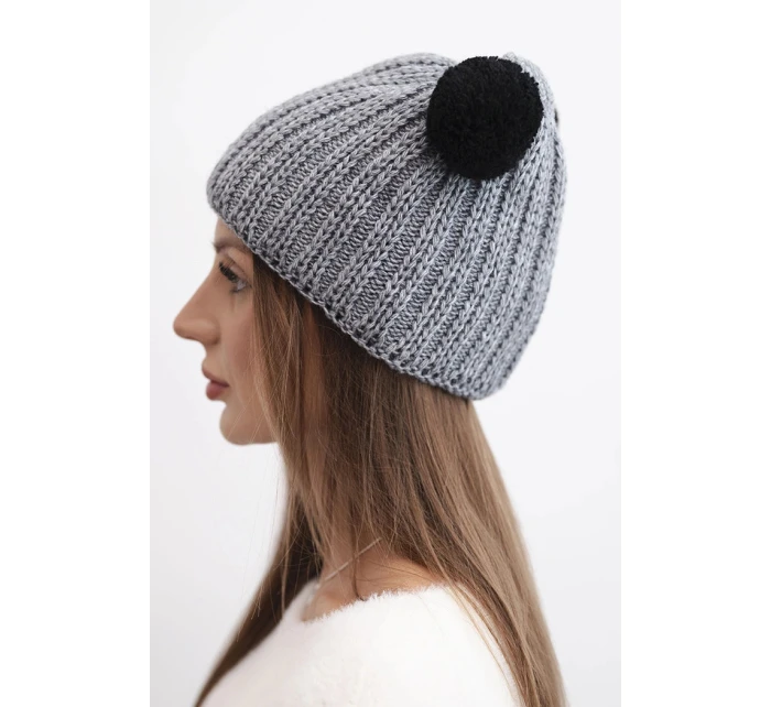 Dámská zimní pletená čepice s bambulí model 21817787 tmavě šedá - K-Fashion Dámská zimní pletená čepice s bambulí model 21817787 tmavě šedá - K-Fashion