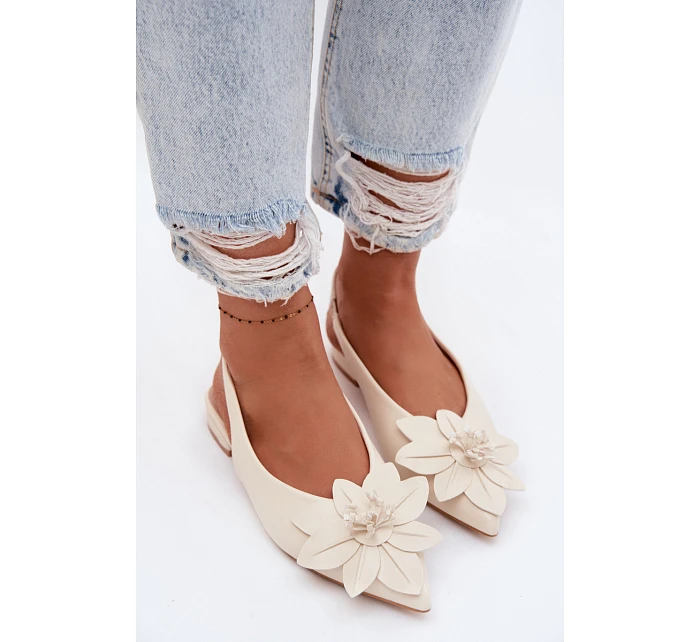 Dámské sandály na nízkém podpatku s květem model 22102823 - Boto