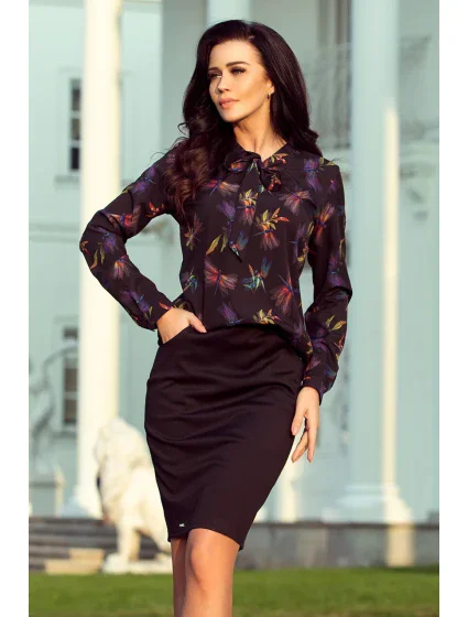 Dámska tmavo modrá blúzka s viazaním v prednej časti a so vzorom farebných vážok model 6356825