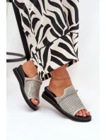 Dámské sandály na klínu s ozdobným páskem stříbrné model 21686867 - Boto Dámské sandály na klínu s ozdobným páskem stříbrné model 21686867 - Boto