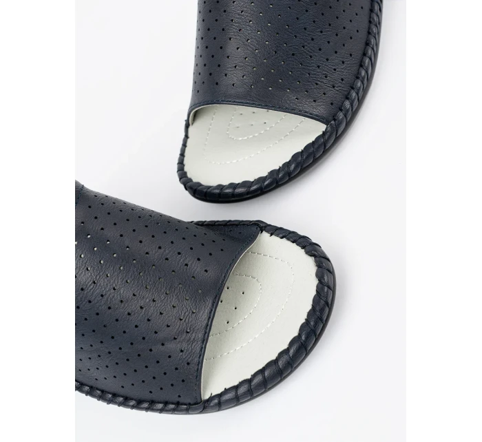 Krásné tmavě modré nazouváky dámské na plochém podpatku Krásné tmavě modré nazouváky dámské na plochém podpatku