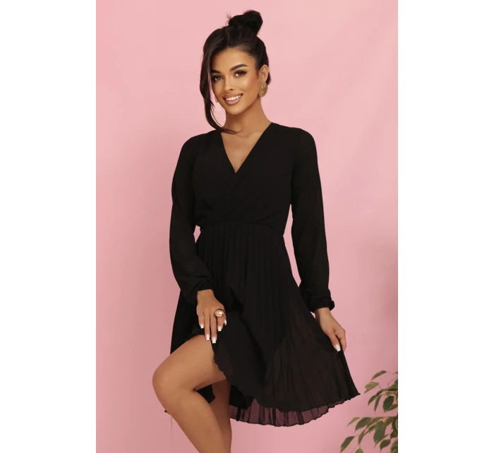 ISABELLE plisované šaty s dlouhými rukávy a výstřihem BLACK model 21215944 - numoco