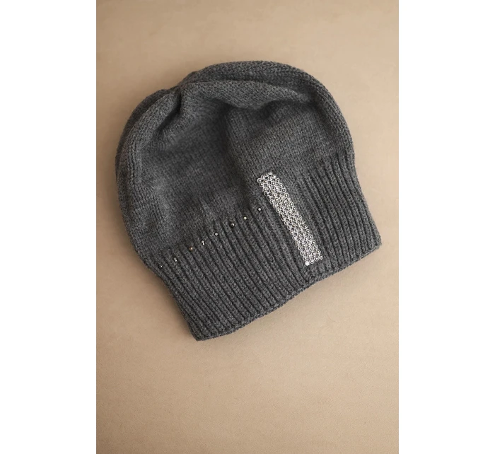 Dámská zimní čepice z vlny s krystaly model 21750400 grafitová - K-Fashion Dámská zimní čepice z vlny s krystaly model 21750400 grafitová - K-Fashion