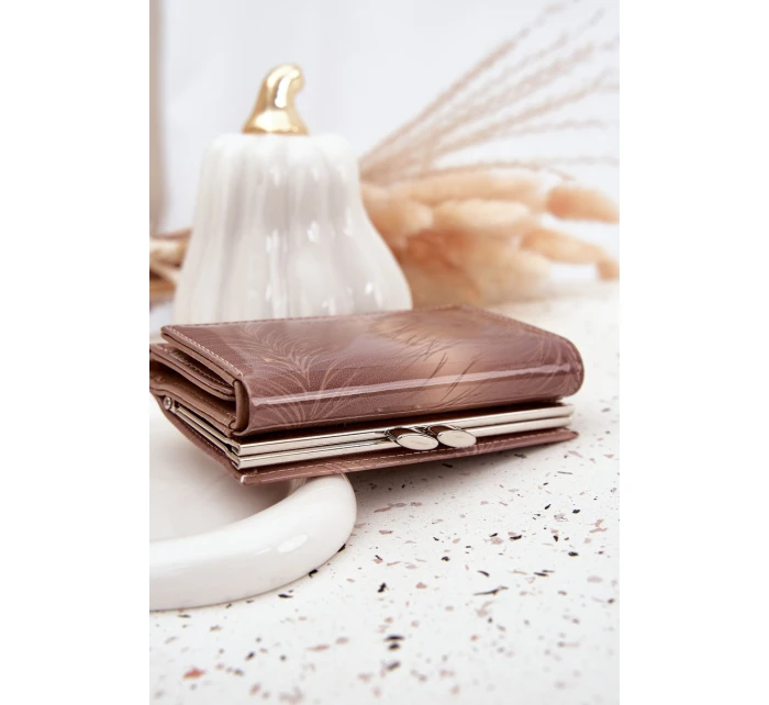 Lakovaná dámska kabelka s trblietavými detailmi Cermina - béžová Lakovaná dámska kabelka s trblietavými detailmi Cermina - béžová