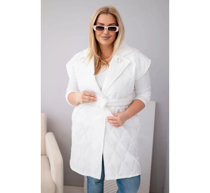 Dámske Plus veľkosť prešívaná vesta s opaskom a golierom biela