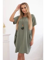 Dámské šaty s kapsami a přívěskem model 21154025 světlá khaki - Kesi Dámské šaty s kapsami a přívěskem model 21154025 světlá khaki - Kesi