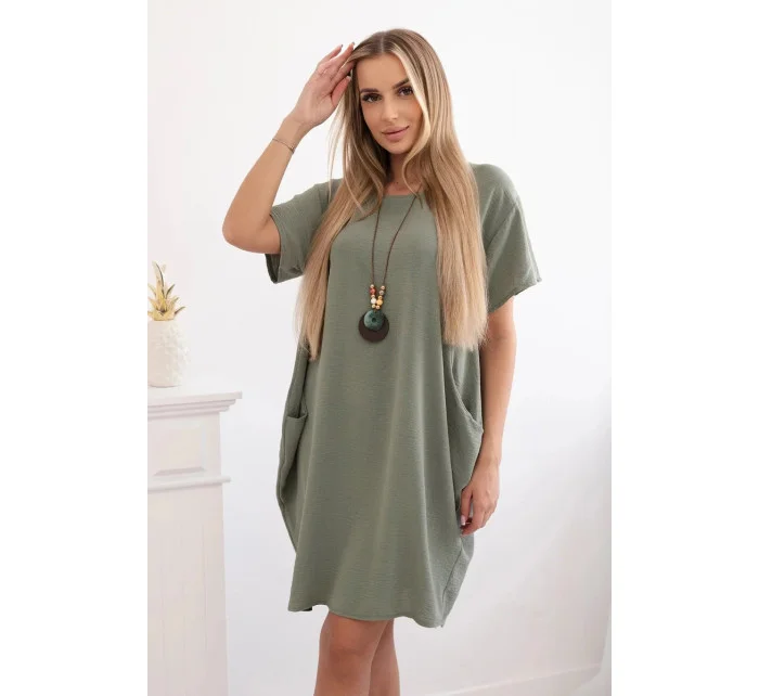 Dámské šaty s kapsami a přívěskem model 21154025 světlá khaki - Kesi Dámské šaty s kapsami a přívěskem model 21154025 světlá khaki - Kesi