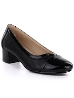 Dámske čierne lakované ažurové lodičky Vinceza 58631