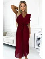 Plisované dámské šaty v vínové barvě s výstřihem a páskem model 21819820 - numoco basic Plisované dámské šaty v vínové barvě s výstřihem a páskem model 21819820 - numoco basic