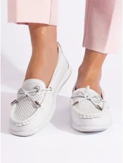 Moderné dámske biele mokasíny bez podpätku