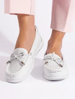 Moderné dámske biele mokasíny bez podpätku