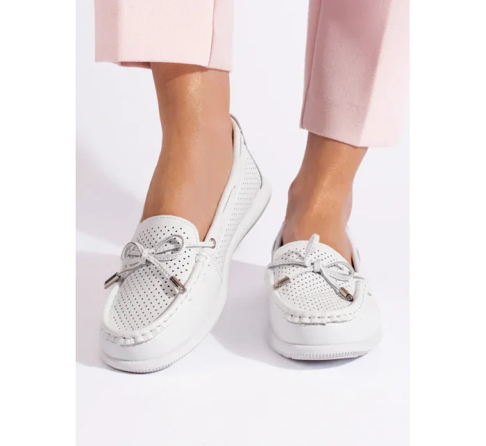 Moderné dámske biele mokasíny bez podpätku Moderné dámske biele mokasíny bez podpätku