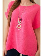 Mušelínová blúzka s náhrdelníkom ružová