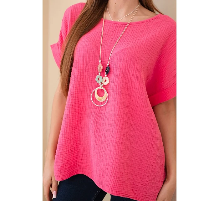 Mušelínová blúzka s náhrdelníkom ružová