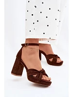 Dámské sandály na podpatku z imitace semiše čokoládové model 22107177 - Boto Dámské sandály na podpatku z imitace semiše čokoládové model 22107177 - Boto