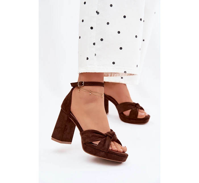 Dámské sandály na podpatku z imitace semiše čokoládové model 22107177 - Boto Dámské sandály na podpatku z imitace semiše čokoládové model 22107177 - Boto
