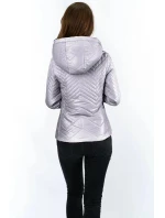 Krátka šedá prešívaná dámska bunda s kapucňou (B9566)