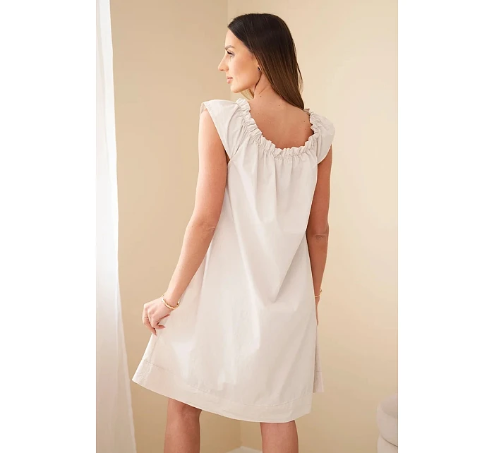 Dámske bavlnené šaty s volánovým výstrihom a volánom béžovej farby Dámske bavlnené šaty s volánovým výstrihom a volánom béžovej farby