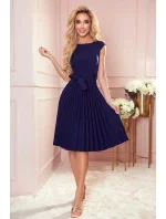 LILA Tmavě modré dámské plisované šaty s krátkými rukávy model 17276548 - numoco LILA Tmavě modré dámské plisované šaty s krátkými rukávy model 17276548 - numoco