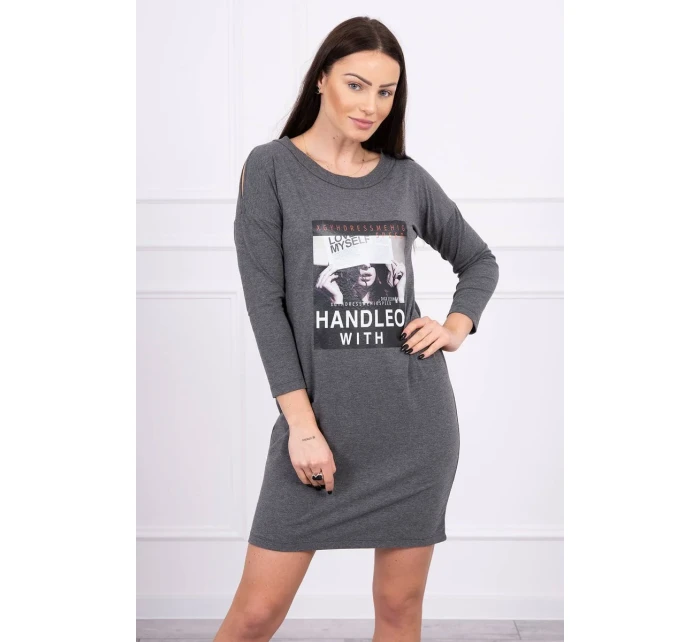 Rukoväť so šatami s grafitovou potlačou