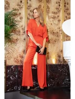 model 20966139 Kombinéza se širokými nohavicemi a zavinovacím výstřihem korálová - STYLOVE