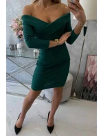 Priliehavé šaty s výstrihom do V v zelenej farbe