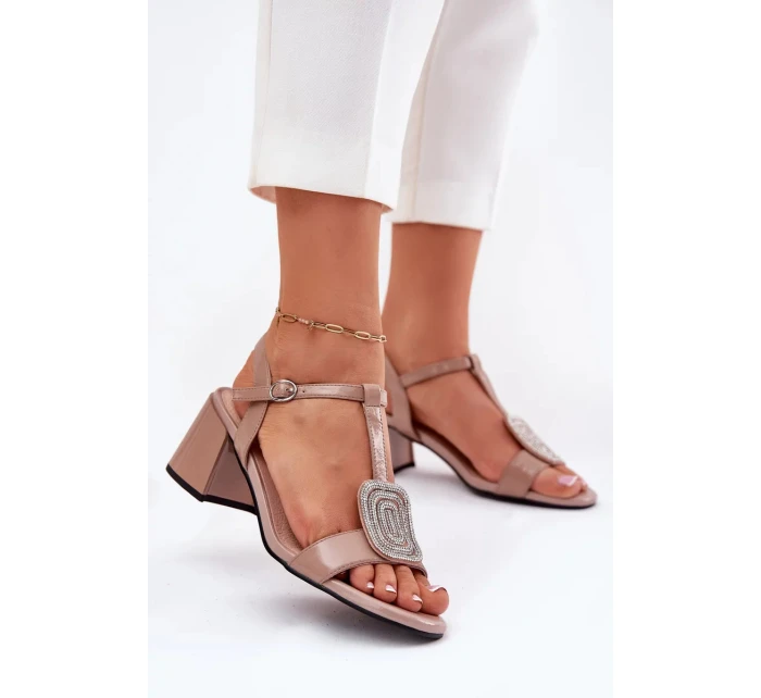 Dámske lakované sandále so zdobením - béžové Vinceza Dámske lakované sandále so zdobením - béžové Vinceza