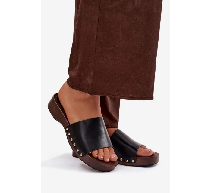 Dámské pantofle se zlatými nýty černé Terissa